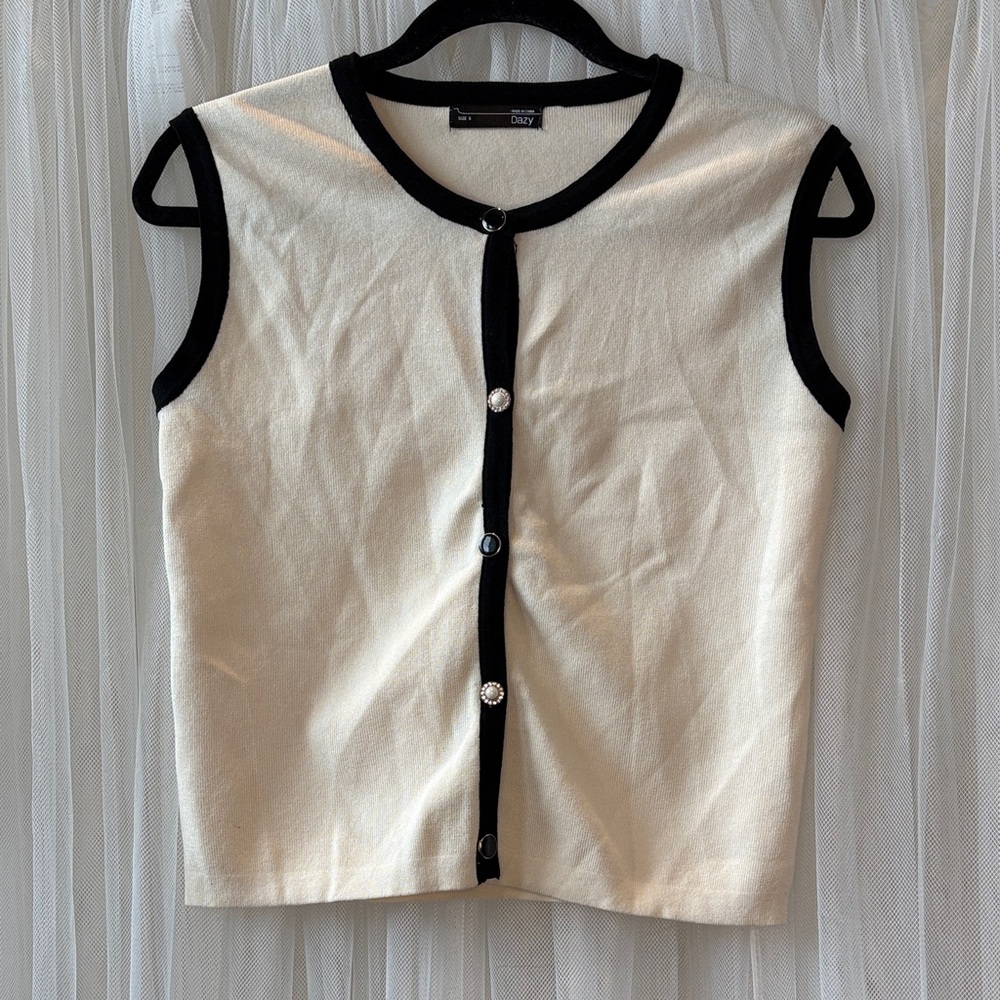 🔥4/$20 Elegant Cream and Black Button Down Sleeveless Shirt🔥